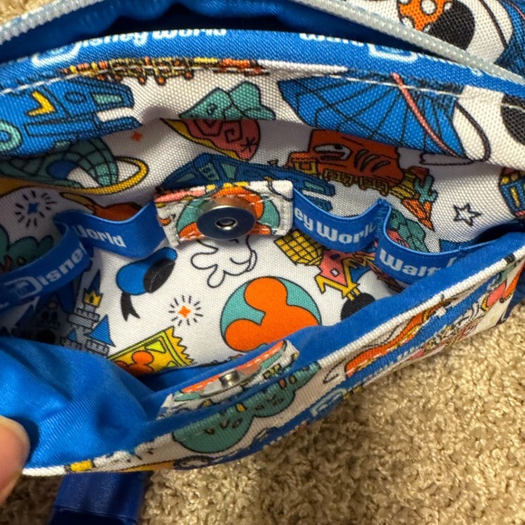 Disney World Four Park Blue and White Fanny Pack, Tags removed, never used - Picture 5 of 8